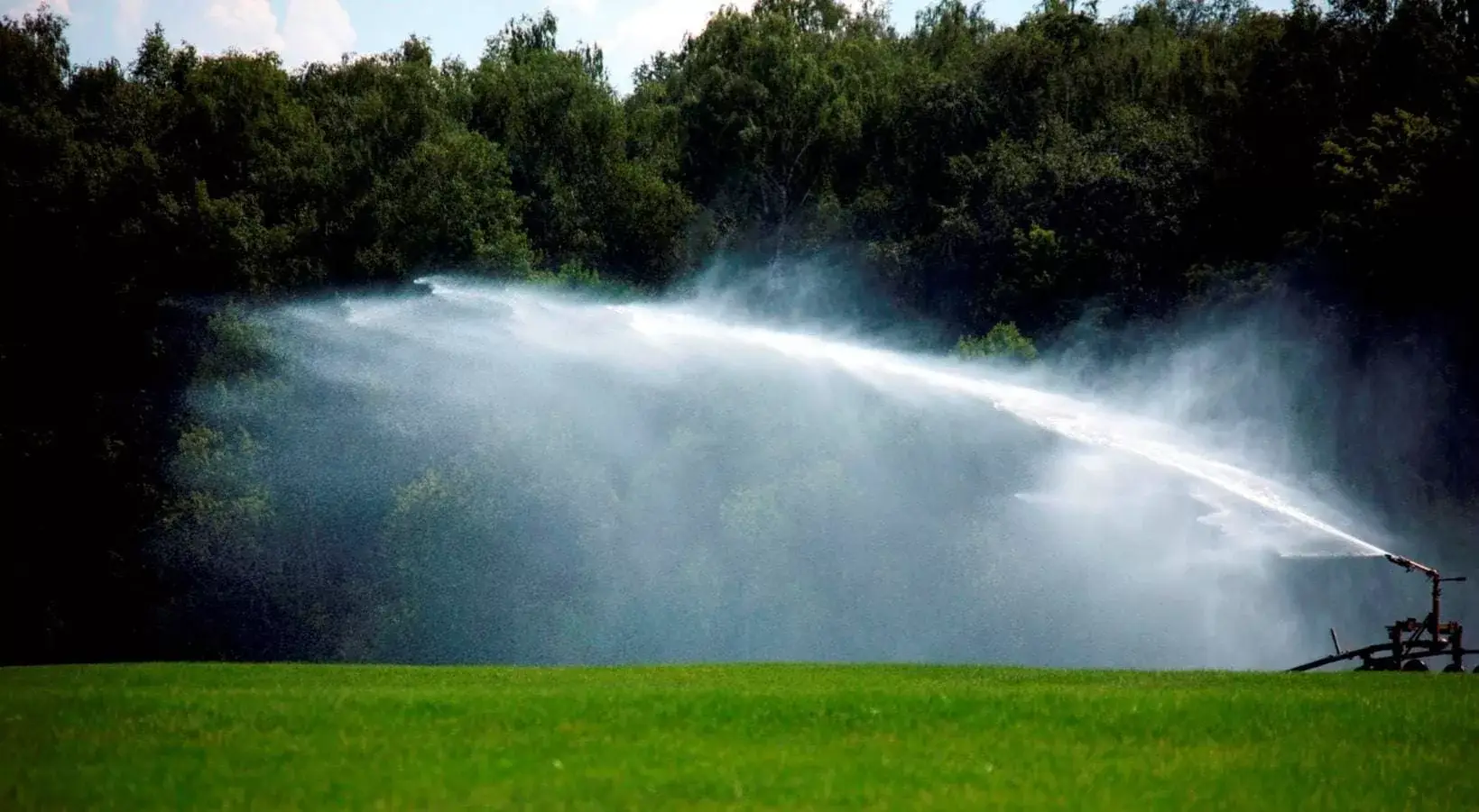 Полив газона на производственном поле